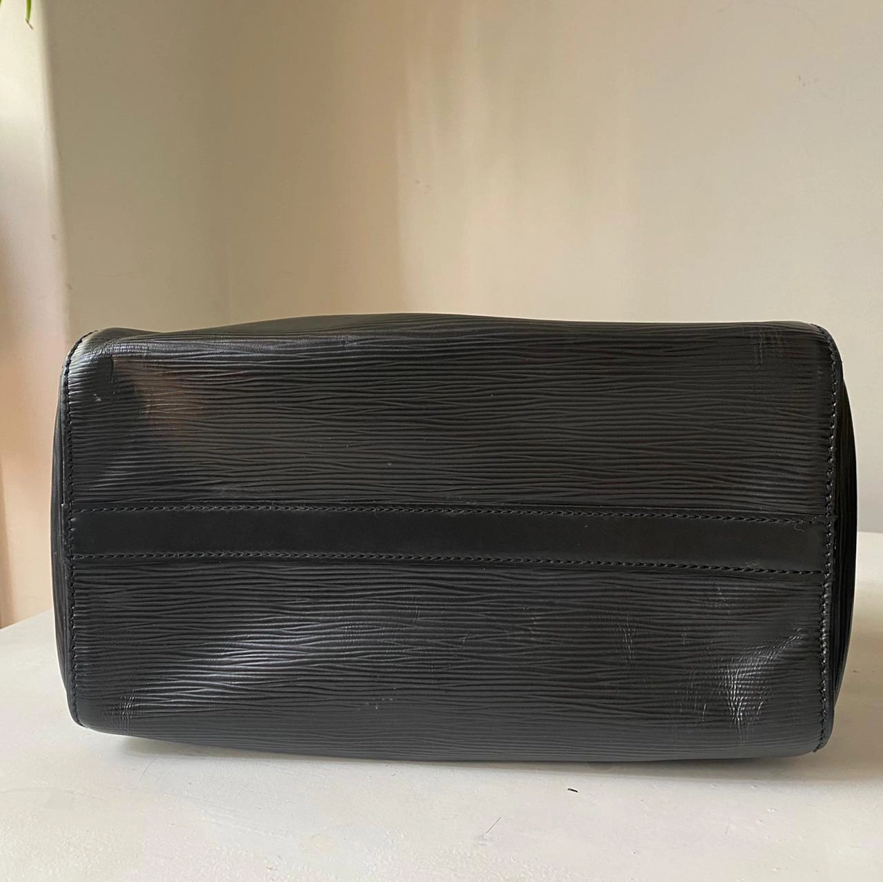 Louis Vuitton Bolsa de mano Negro 75% OFF - Portèlo: Compra y Vende Moda de  Lujo.