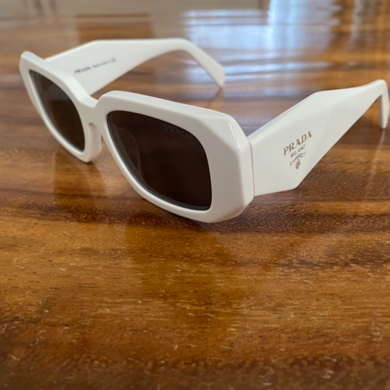 Prada Lentes Blanco 36% OFF - Portèlo: Compra y Vende Moda de Lujo.